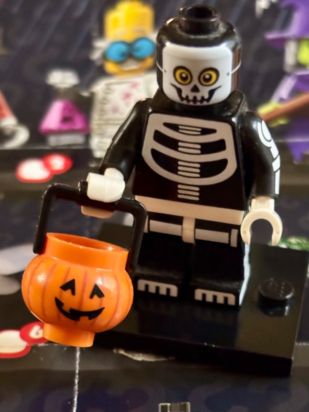 LEGO SERIES 14 "Skeleton Guy" col221 with stand, pamphlet & accessories.